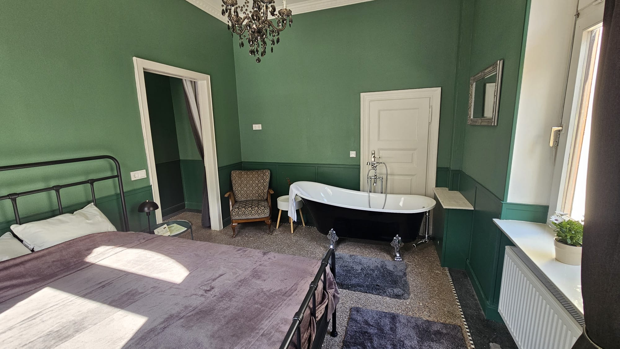 Grüne Suite – freistehende Wanne, Kronleuchter, Doppelbett