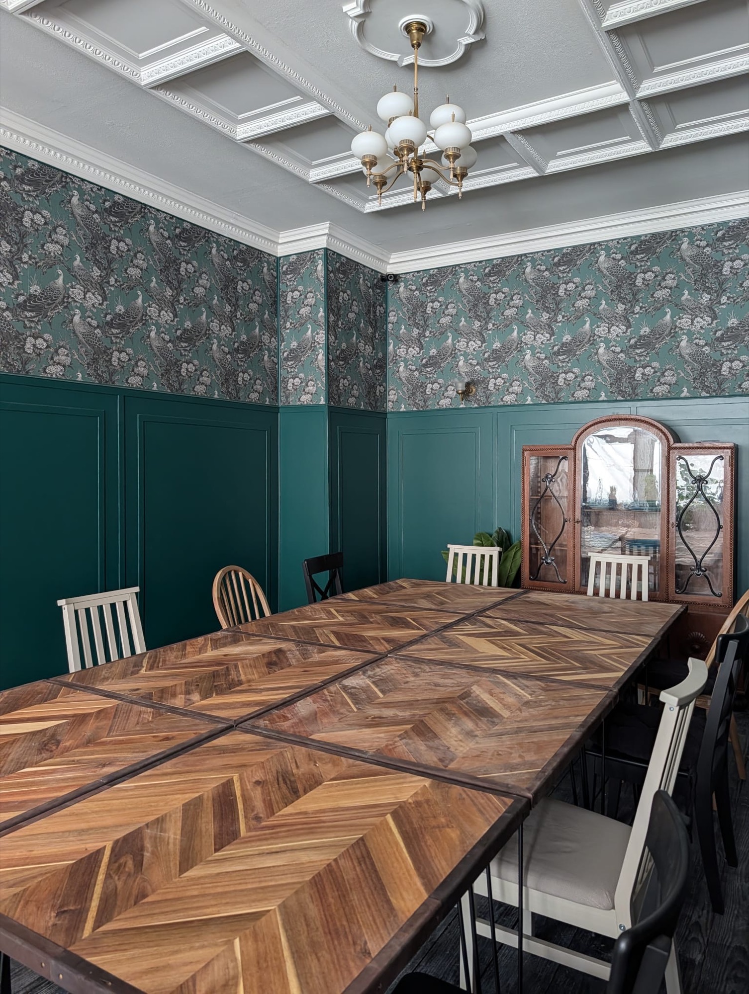 Esszimmer mit Stuckdecke und Kronleuchter
