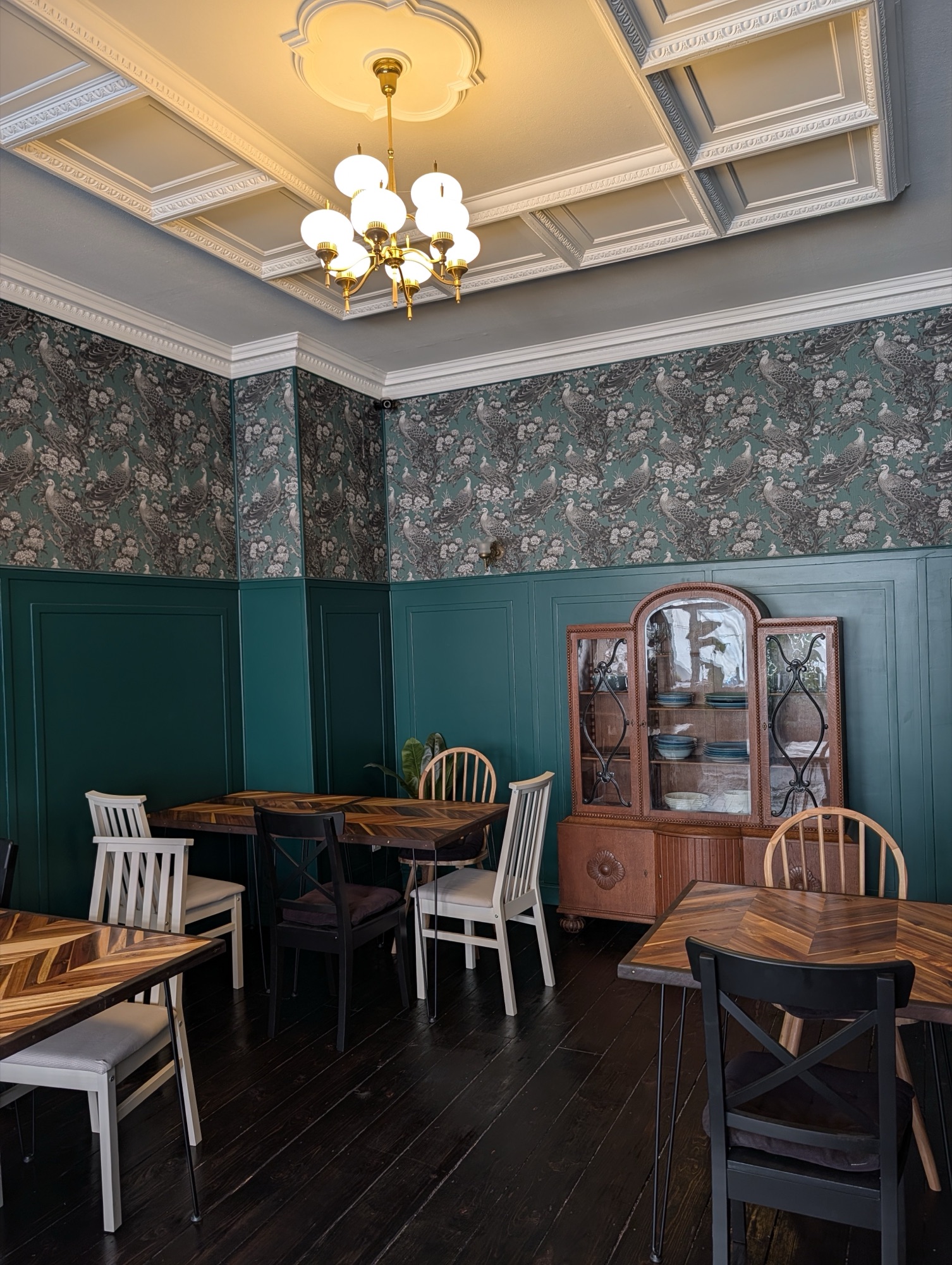 Esszimmer mit grüner Holzvertäfelung
