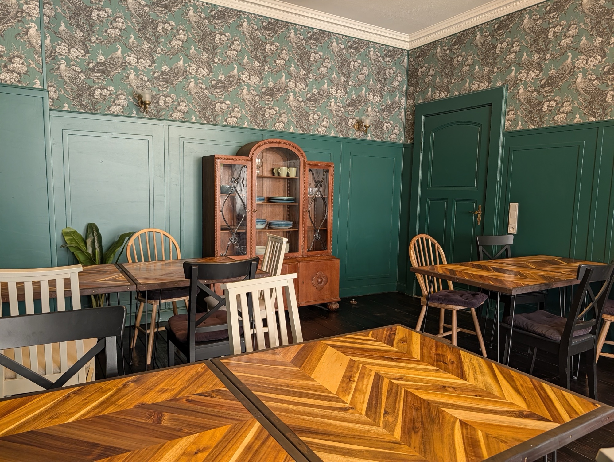Esszimmer mit langer Tafel und Vitrinenschrank