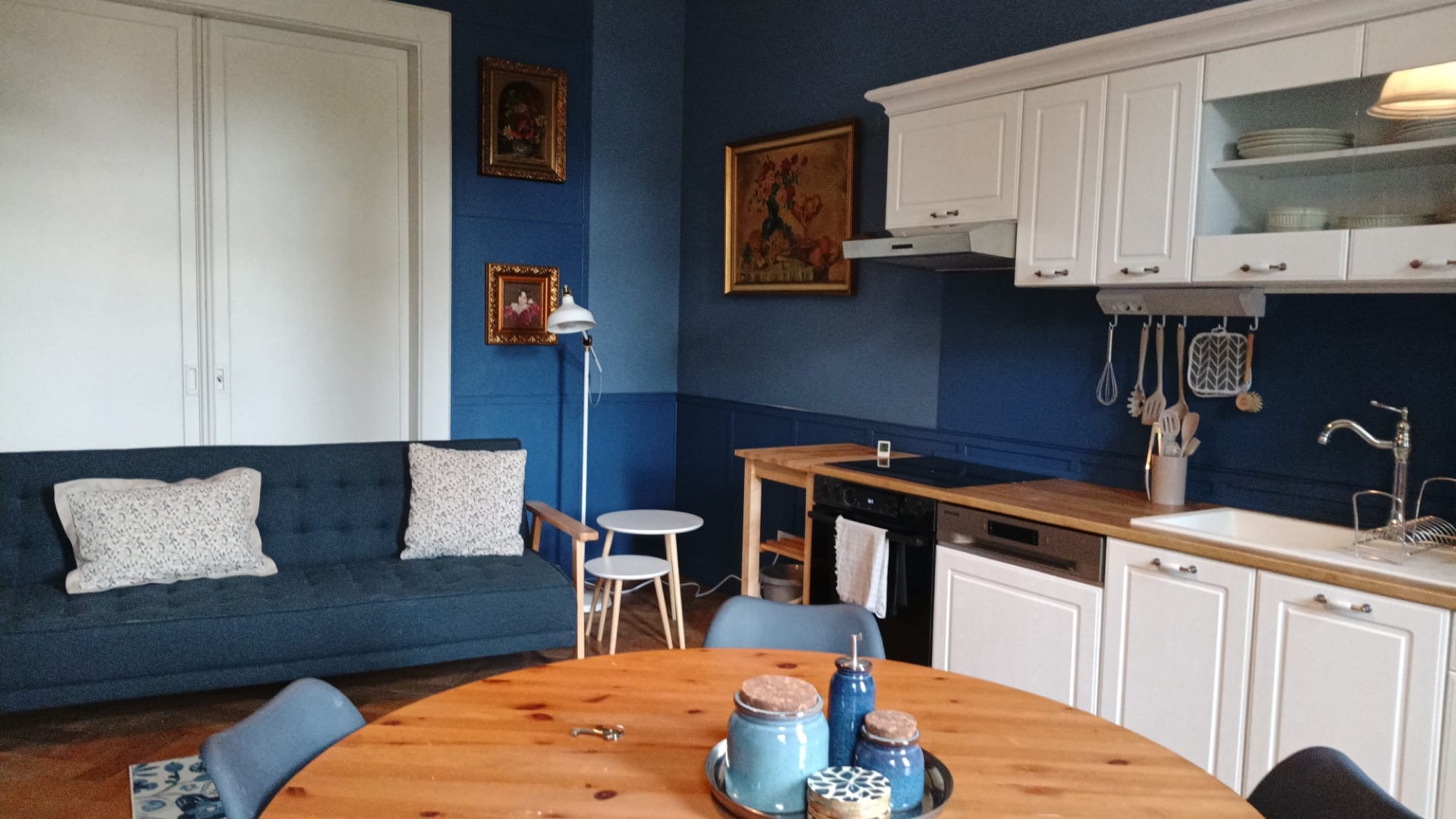 Zimmer 1 — Wohnküche mit Sofa