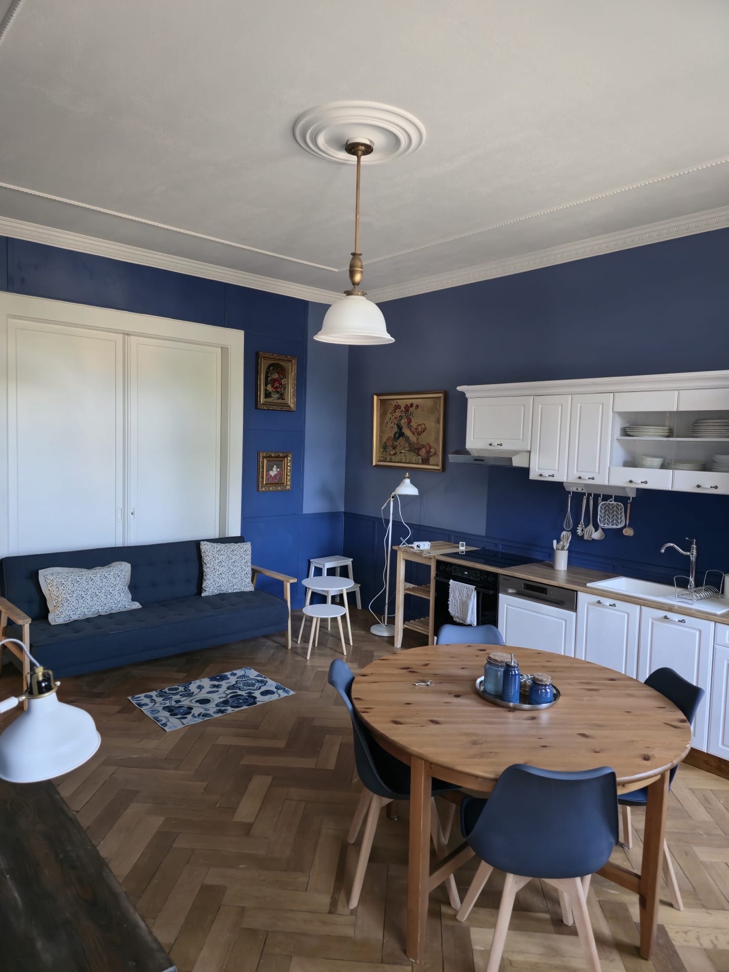 Zimmer 1 — Wohnküche mit rundem Tisch